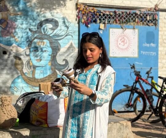 गांधीग्राम की वैष्णवी दीक्षित: वेस्ट प्लास्टिक से कलाकृतियां बनाकर पर्यावरण संरक्षण और महिला सशक्तिकरण की जगा रहीं अलख