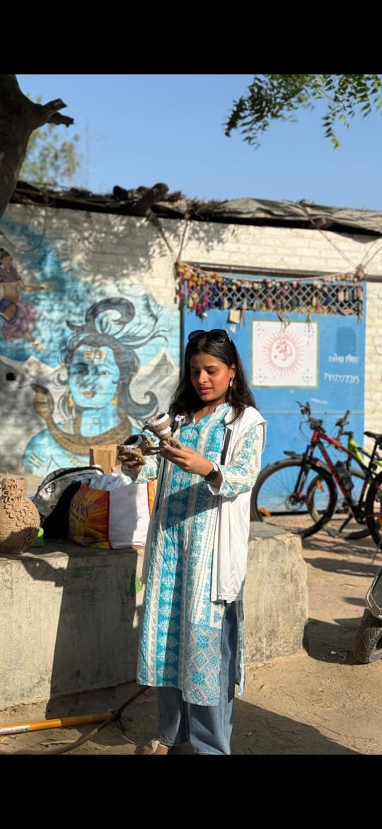 गांधीग्राम की वैष्णवी दीक्षित: वेस्ट प्लास्टिक से कलाकृतियां बनाकर पर्यावरण संरक्षण और महिला सशक्तिकरण की जगा रहीं अलख