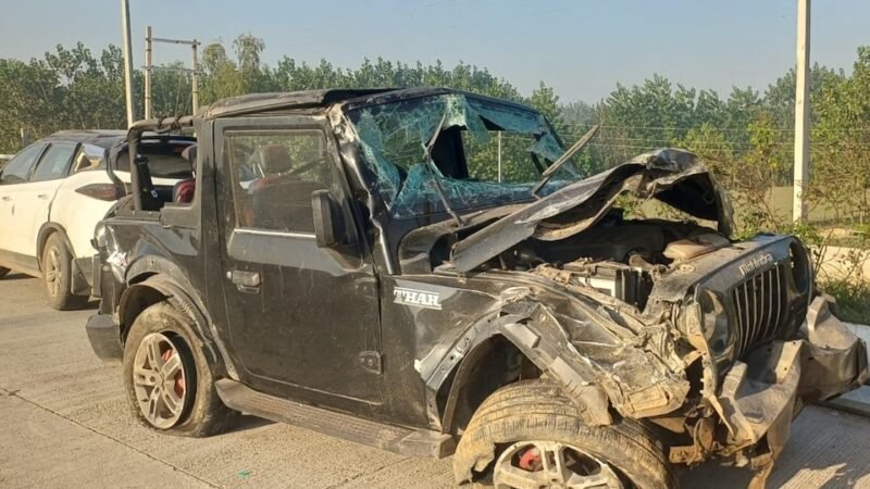 दिल्ली-देहरादून एक्सप्रेसवे पर भीषण हादसा, डिवाइडर तोड़कर पलटी थार; आगरा के तीन दोस्तों की मौत, दो घायल