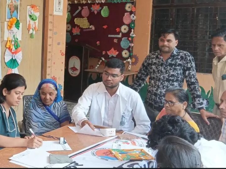 डॉ. आंबेडकर स्वास्थ्य सेवा यात्रा के तहत निशुल्क स्वास्थ्य शिविर, मरीजों को बांटी दवाएं