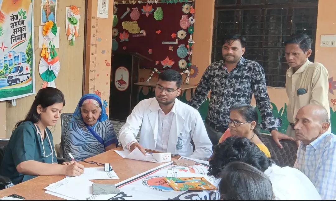 डॉ. आंबेडकर स्वास्थ्य सेवा यात्रा के तहत निशुल्क स्वास्थ्य शिविर, मरीजों को बांटी दवाएं