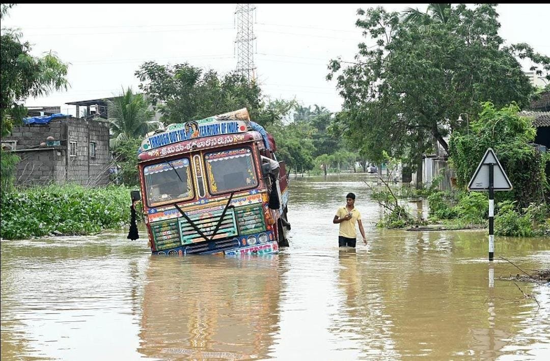 तूफान अर्नव की तबाही ने फिर दिखाया कुदरत का रौद्र रूप, विकास के दावों के बीच बेबस नजर आया इंसान