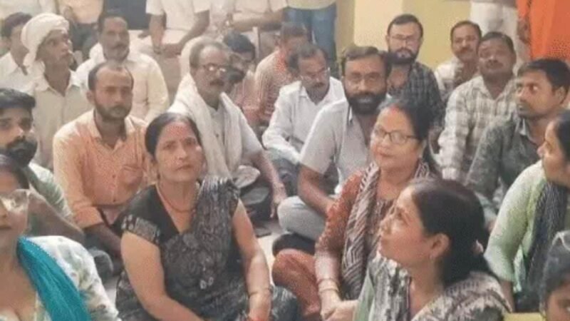 भाजपा नेताओं का बर्रा थाने में हंगामा, जुआरियों पर कार्रवाई की मांग को लेकर दिया धरना