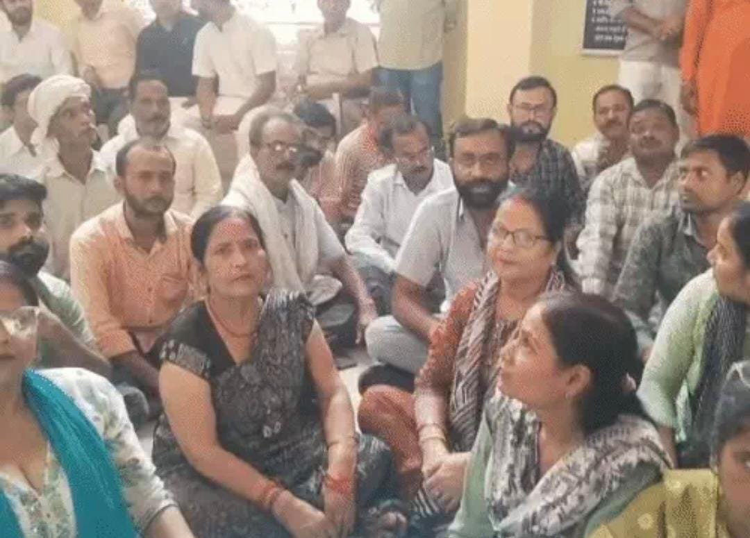 भाजपा नेताओं का बर्रा थाने में हंगामा, जुआरियों पर कार्रवाई की मांग को लेकर दिया धरना