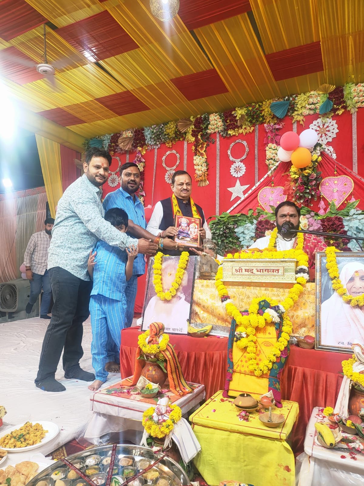 श्रीमद्भागवत कथा के पांचवें दिन पहुंचे कानपुर सांसद रमेश अवस्थी, पूजा-अर्चना कर लिया आशीर्वाद, आयोजकों ने किया भव्य सम्मान