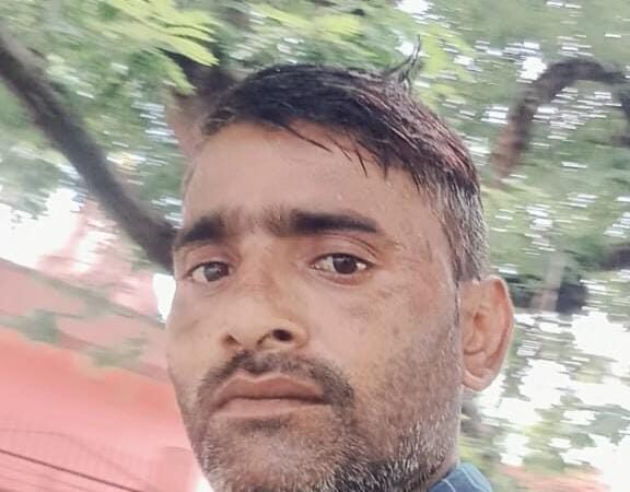 घाटमपुर में वैन चालक की मौत, कटहल के पेड़ पर फंदे से लटका मिला शव