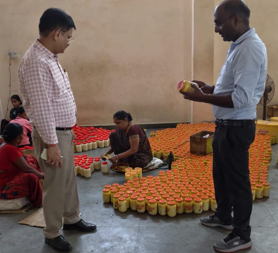 कानपुर में खाद्य सुरक्षा विभाग की छापेमारी, फजलगंज में खाद्य कारोबार बंद; 5.88 लाख का माल सीज