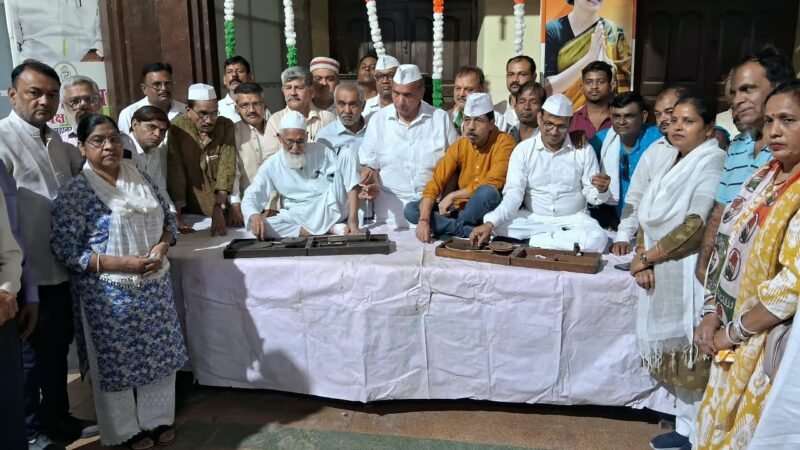 गांधी जयंती पर कानपुर महानगर कांग्रेस ने किया चरखा कताई व रामधुन का आयोजन