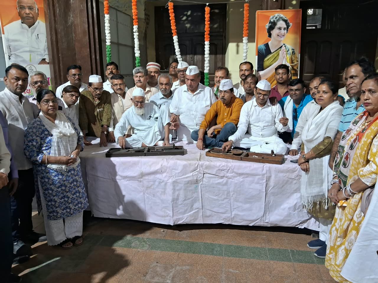 गांधी जयंती पर कानपुर महानगर कांग्रेस ने किया चरखा कताई व रामधुन का आयोजन