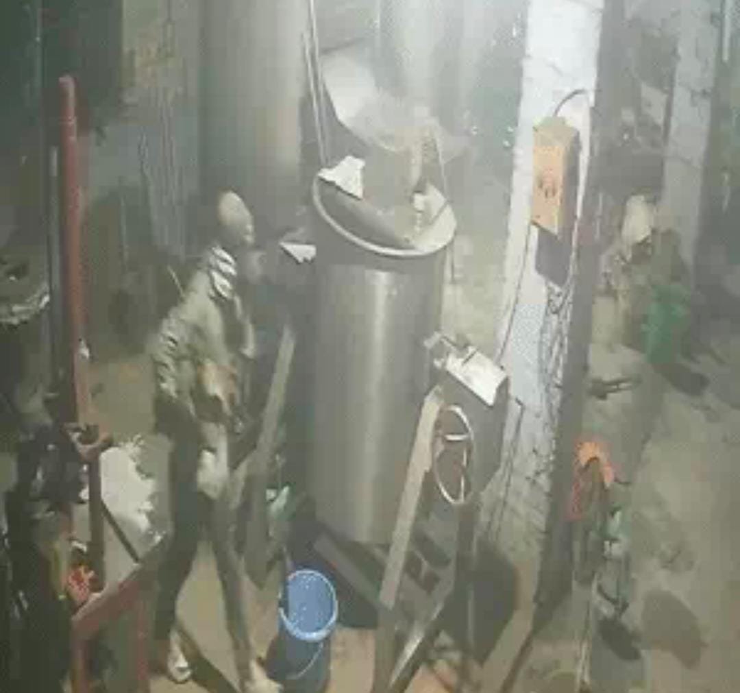 रस्सी के सहारे उतरा चोर, 45 लाख का चांदी पाउडर लेकर हुआ फरार