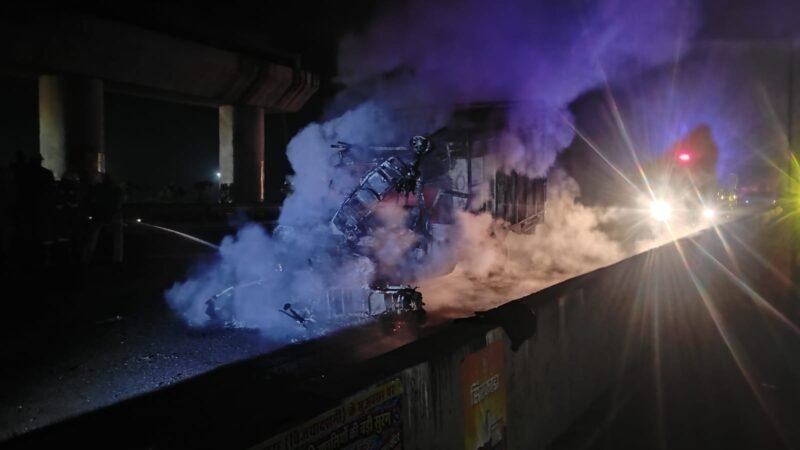 कंटेनर में टकराने के बाद लोडर में लगी आग, जिंदा जला परिचालक