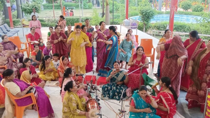 देवी गीतों और भजनों से गूंजा रामेष्ट धाम, माता के जयकारों पर झूमीं महिलाएं