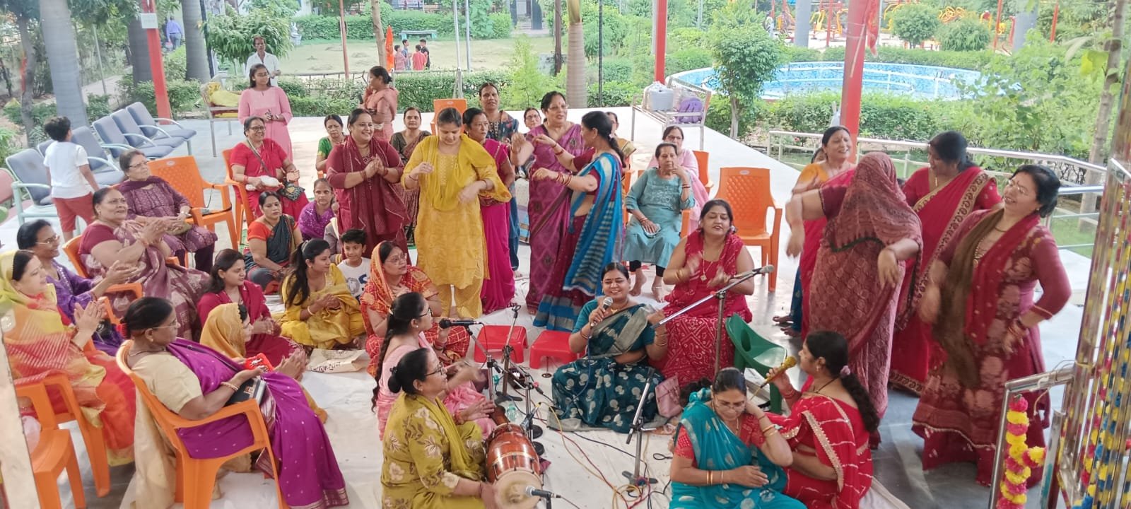 देवी गीतों और भजनों से गूंजा रामेष्ट धाम, माता के जयकारों पर झूमीं महिलाएं