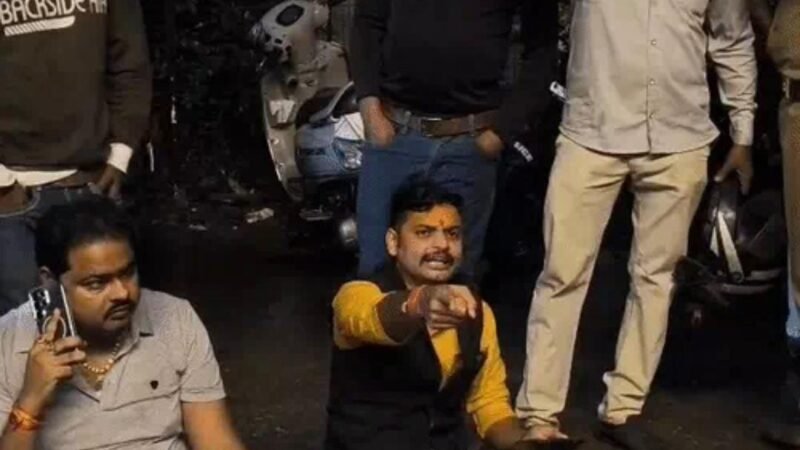 धर्मांतरण के आरोप में शास्त्री भवन में हंगामा, 400 लोगों को बुलाने का दावा; गेट पर धरने पर बैठे हिंदूवादी कार्यकर्ता
