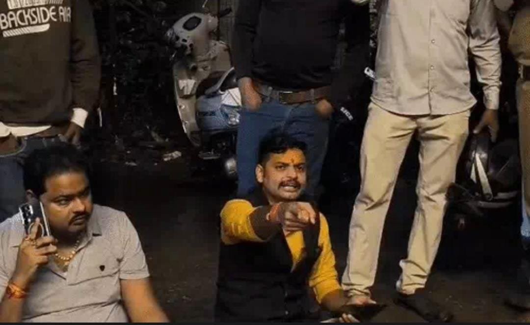 धर्मांतरण के आरोप में शास्त्री भवन में हंगामा, 400 लोगों को बुलाने का दावा; गेट पर धरने पर बैठे हिंदूवादी कार्यकर्ता