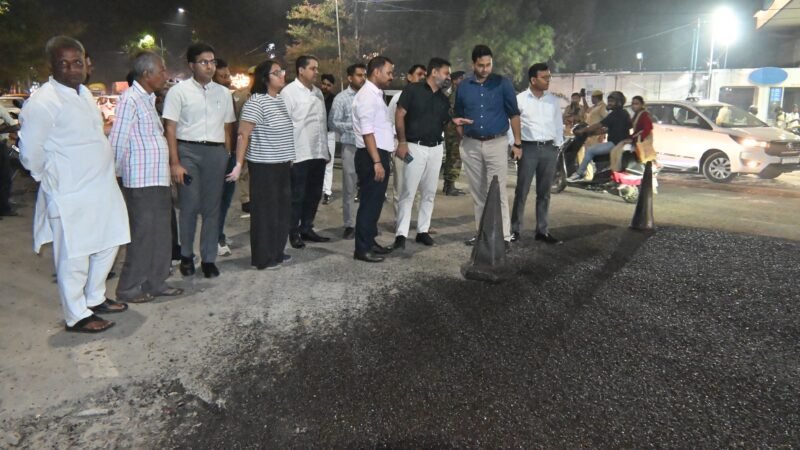 रात में सड़कों पर उतरे अफसर, निर्माण से सफाई तक की खुली पोल