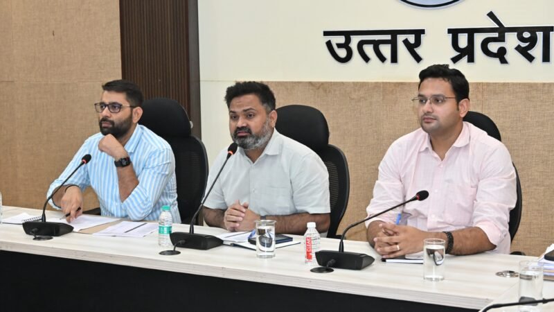 जनसमस्याओं के निस्तारण में लापरवाही पर होगी सख्त कार्रवाई: जिलाधिकारी