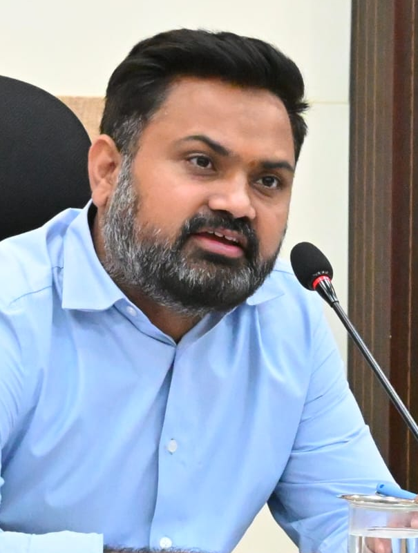 हर बीडीओ 10 विकास कार्यों का मौके पर करें सत्यापन : डीएम