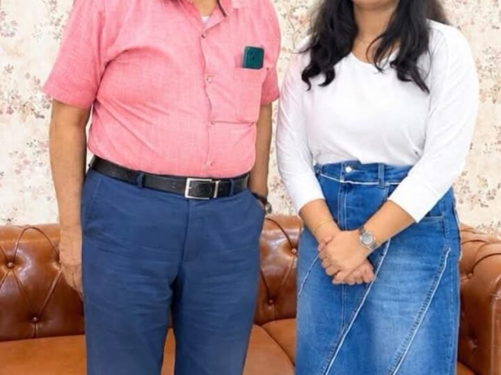 नूतन होम्योपैथिक क्लिनिक पहुंचे वरिष्ठ सर्जन डॉ. राजीव भार्गव, डॉ. मधुलिका शुक्ला ने किया स्वागत