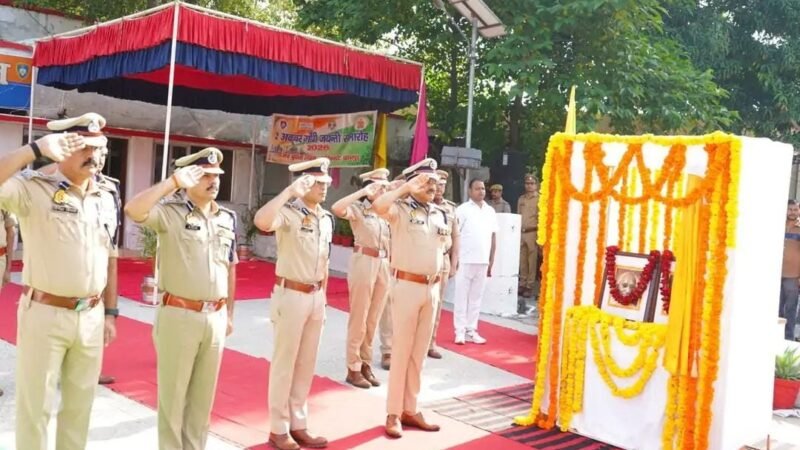 गांधी-शास्त्री जयंती पर पुलिस लाइन में श्रद्धांजलि, पुलिसकर्मियों ने लिया जनसेवा का संकल्प