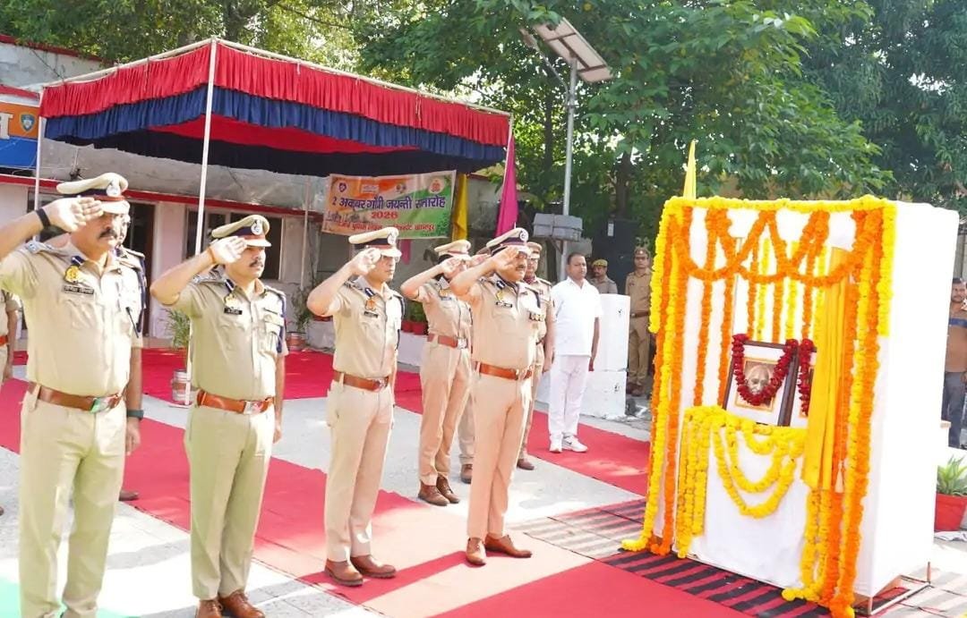 गांधी-शास्त्री जयंती पर पुलिस लाइन में श्रद्धांजलि, पुलिसकर्मियों ने लिया जनसेवा का संकल्प