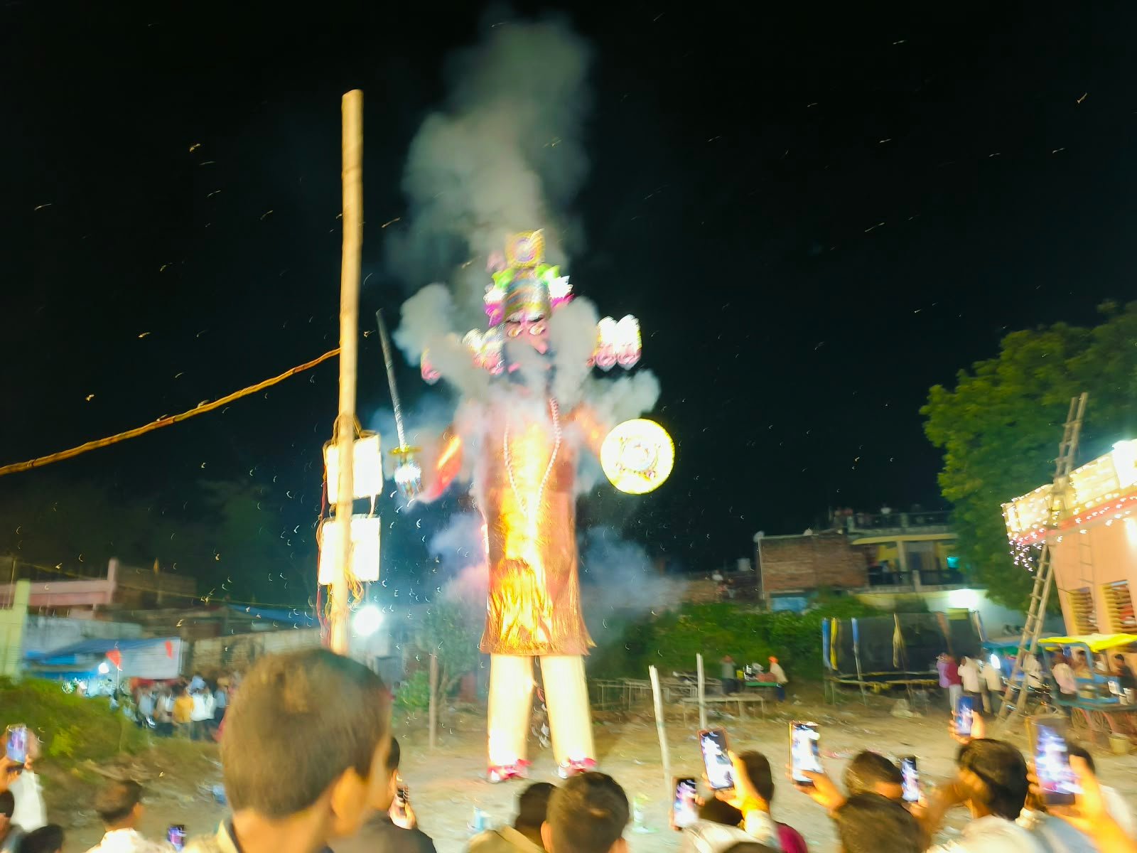 घाटमपुर में धूमधाम से मना विजयादशमी पर्व, आतिशबाजी के बीच हुआ रावण दहन