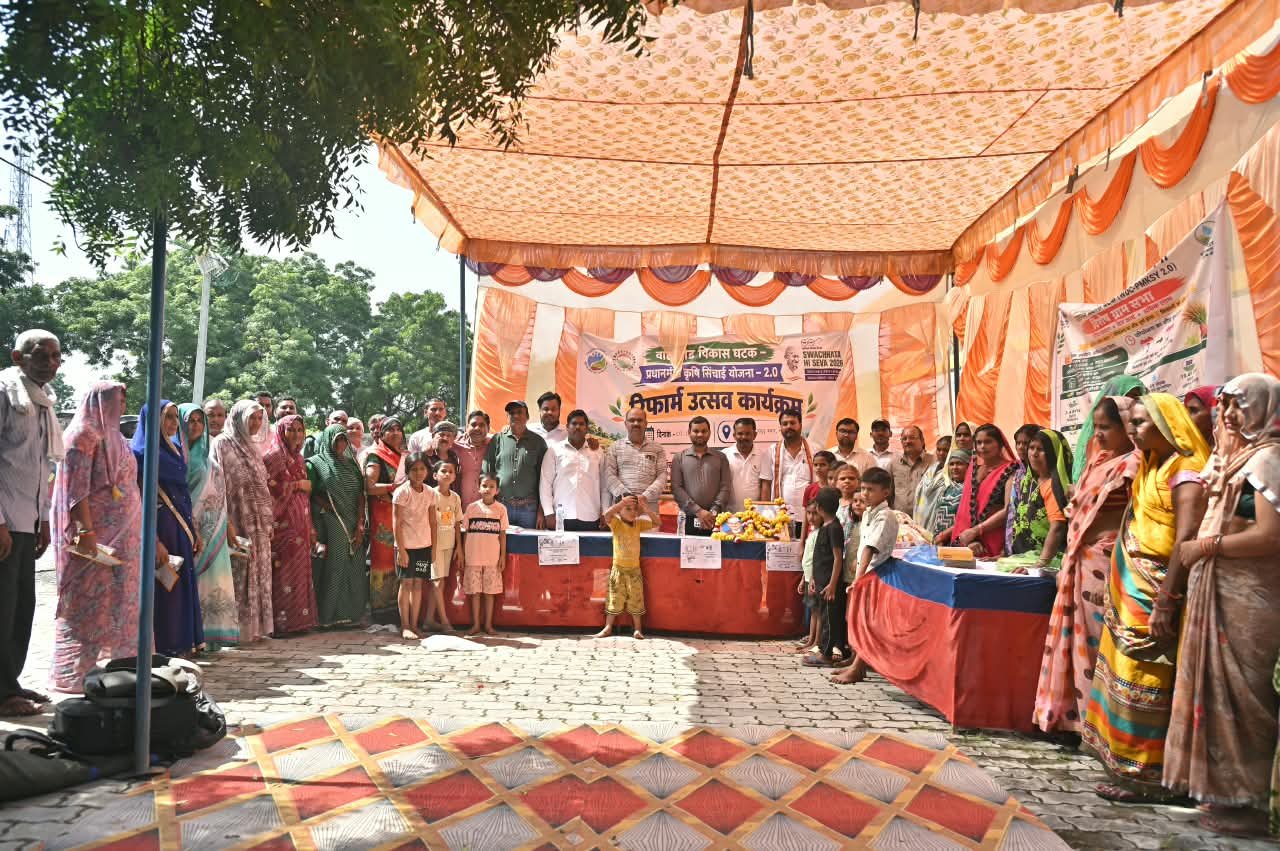 गांधी जयंती पर ग्राम सभा में जलागम विकास का संदेश