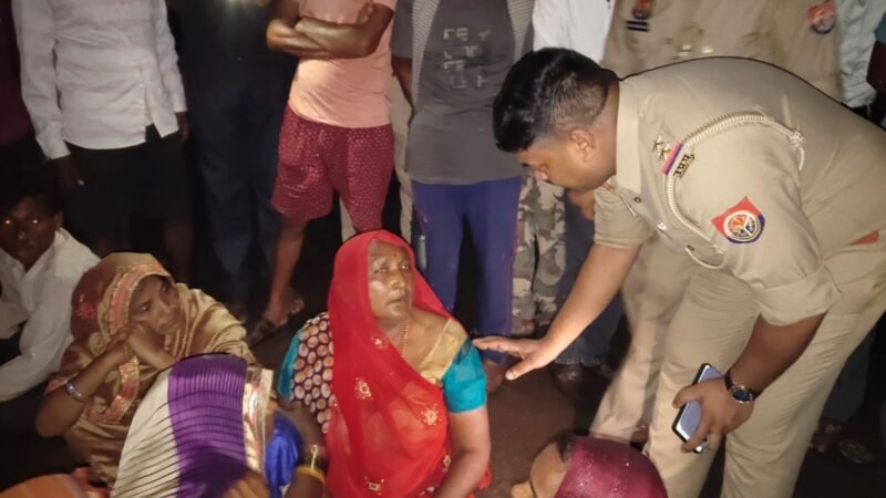कानपुर में ईंट लदी ट्रैक्टर-ट्रॉली ने बाइक सवार को कुचला, मौत: परास गांव में 3 घंटे तक जाम; पत्नी बोली- अब परिवार कैसे पालूंगी