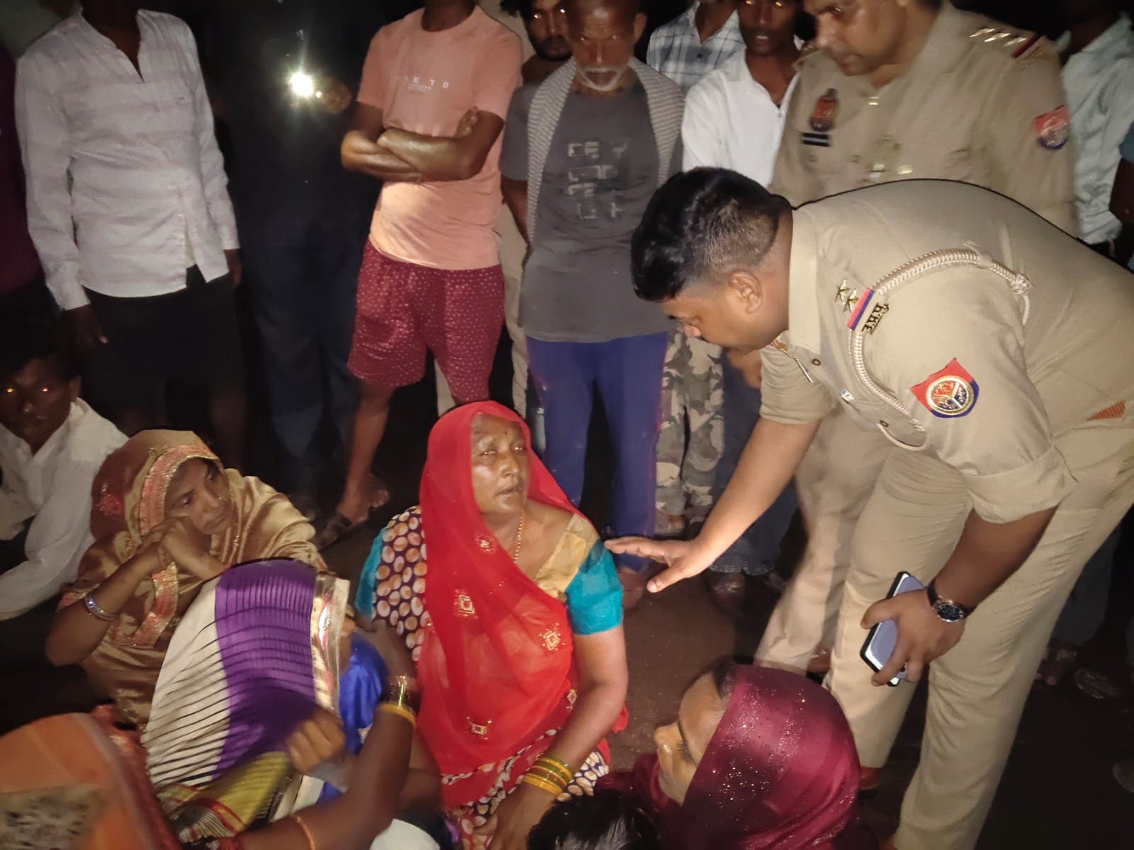 कानपुर में ईंट लदी ट्रैक्टर-ट्रॉली ने बाइक सवार को कुचला, मौत: परास गांव में 3 घंटे तक जाम; पत्नी बोली- अब परिवार कैसे पालूंगी
