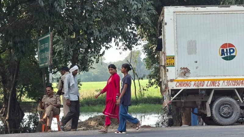 कुर्सी पर बैठकर चेकिंग या हाईवे पर दरबार?