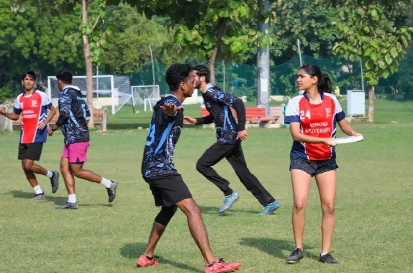 आईआईटी कानपुर में ‘उद्घोष’ का धमाकेदार समापन, वरुण जैन के गीतों पर झूमे छात्र