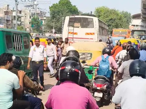 कल्याणपुर क्रॉसिंग पर बीच सड़क सवारी भरने से जाम