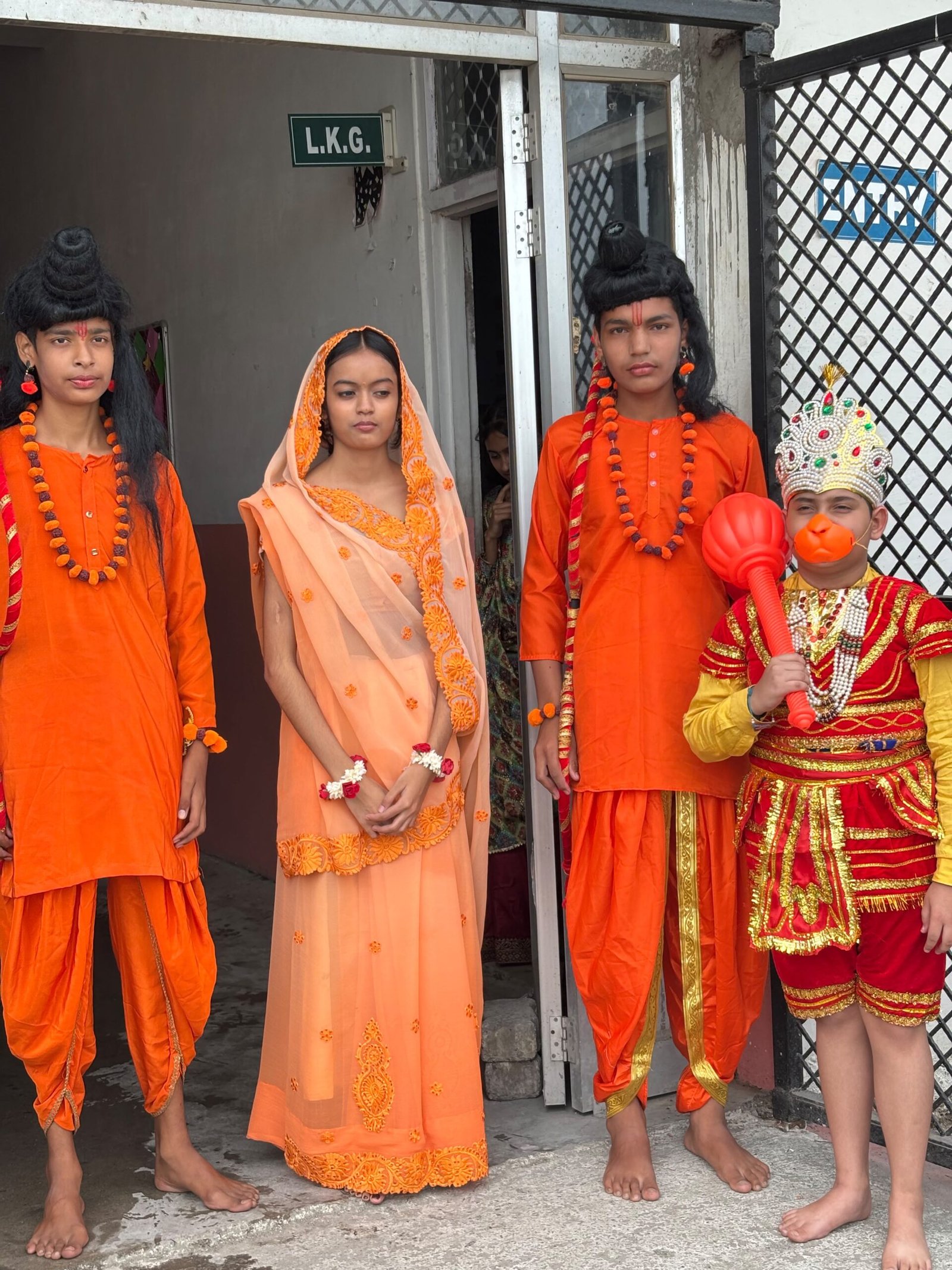 जेएलटी पब्लिक स्कूल में धूमधाम से मना दशहरा, रावण दहन के साथ बच्चों ने किया डांडिया-गरबा