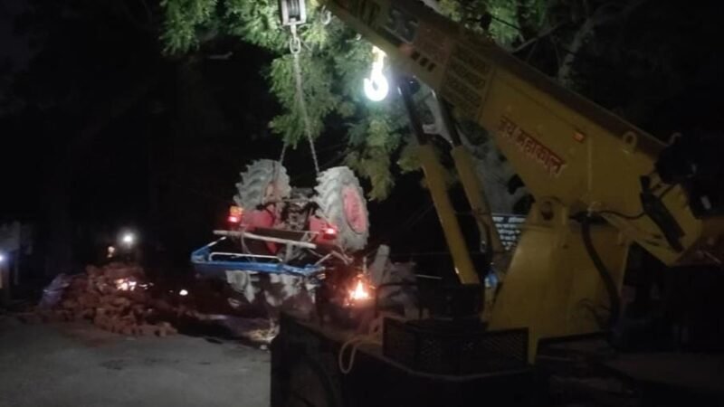 फजलगंज में झोपड़ी पर पलटी ईंट लदी ट्रैक्टर-ट्रॉली, सास-बहू की मौत; पिता-पुत्री घायल