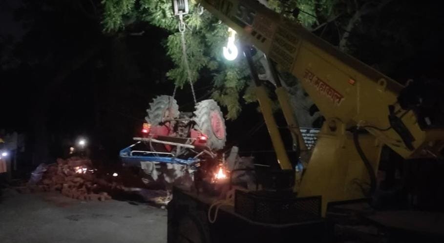 फजलगंज में झोपड़ी पर पलटी ईंट लदी ट्रैक्टर-ट्रॉली, सास-बहू की मौत; पिता-पुत्री घायल