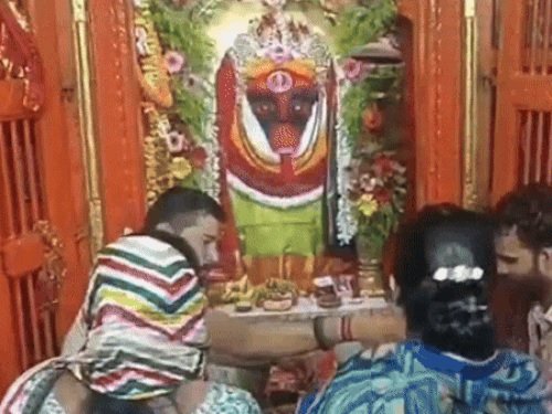 काशी के मां कालरात्रि मंदिर में उमड़ा आस्था का सैलाब, भोर से लगी कतारें; सुरक्षा में रात तीन बजे से तैनात रही पुलिस