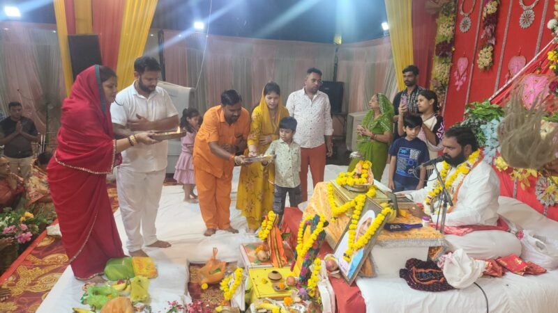 मालवीय पार्क में गूंज रही भागवत कथा, भक्ति में डूबे श्रद्धालु