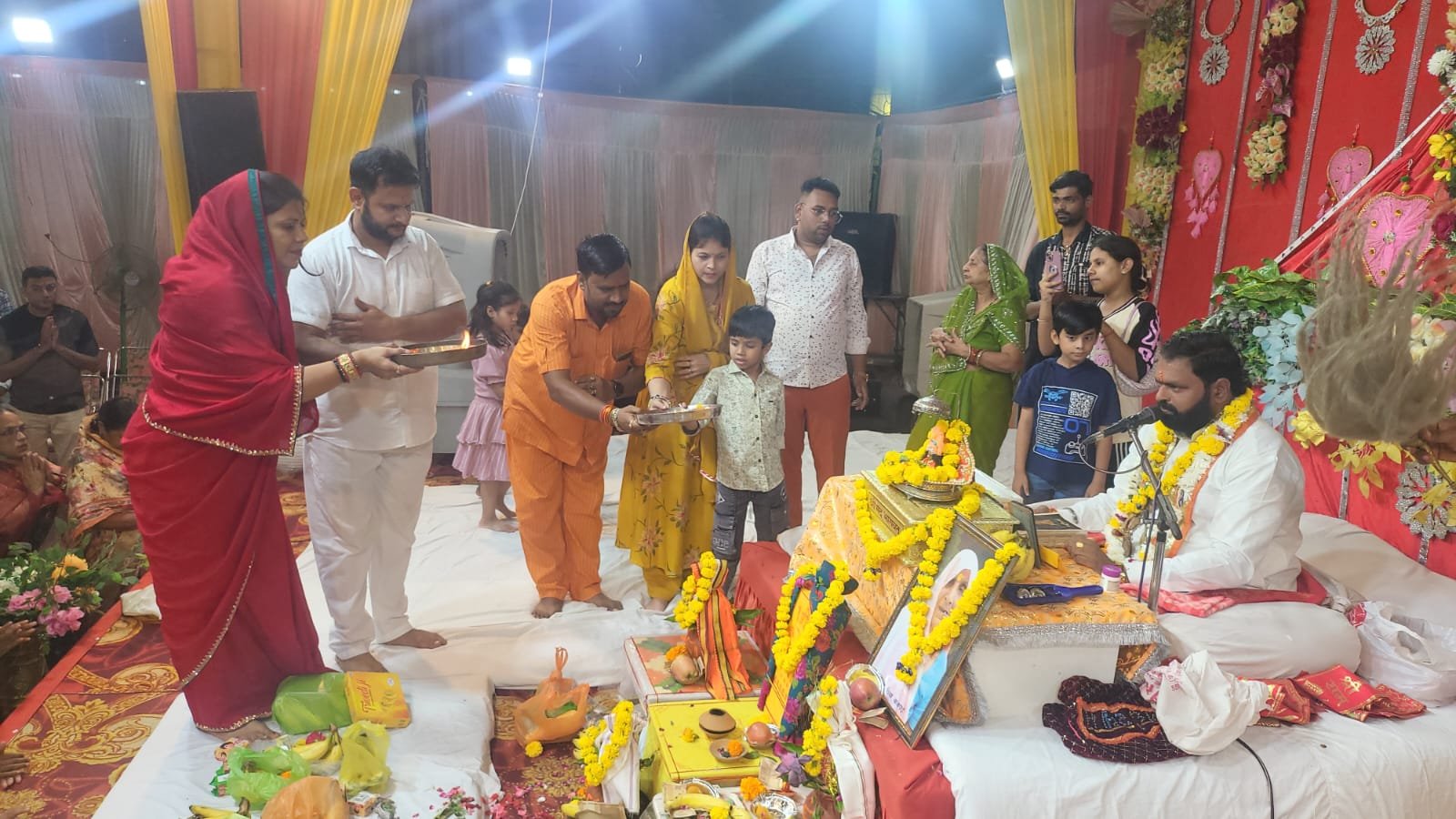 मालवीय पार्क में गूंज रही भागवत कथा, भक्ति में डूबे श्रद्धालु