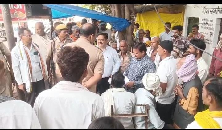 खाद की किल्लत के बीच समितियों पर पहुंचे एसडीएम और सीओ, किसानों से की बातचीत