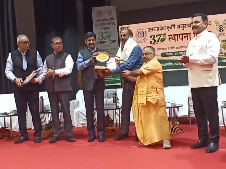 कृषि क्षेत्र में उत्कृष्ट योगदान के लिए सीएसए के कुलपति और केवीके प्रभारी सम्मानित