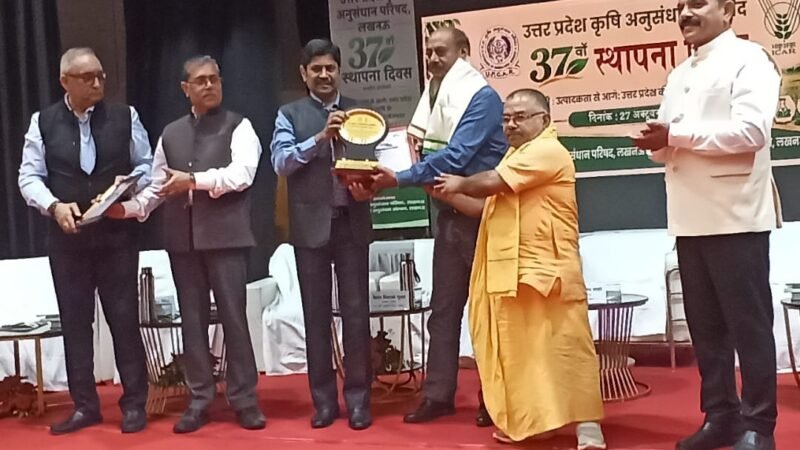 कृषि क्षेत्र में उत्कृष्ट योगदान के लिए सीएसए के कुलपति और केवीके प्रभारी सम्मानित