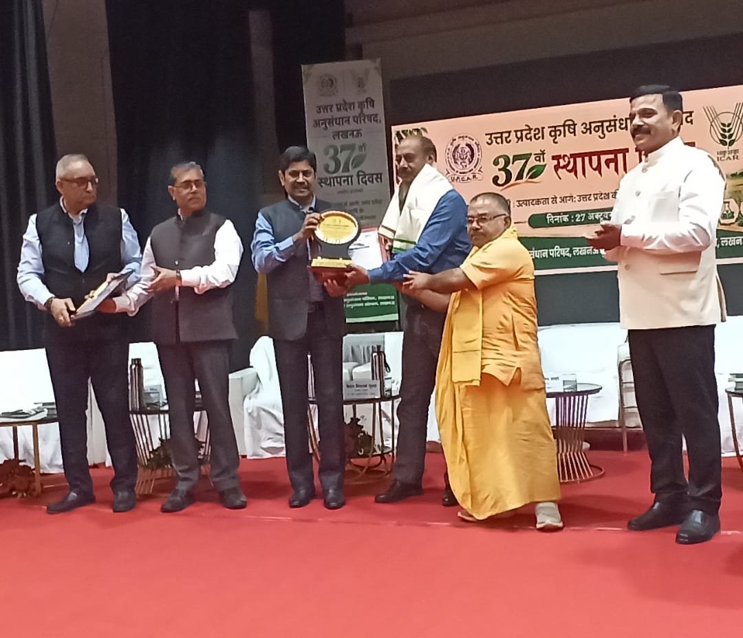 कृषि क्षेत्र में उत्कृष्ट योगदान के लिए सीएसए के कुलपति और केवीके प्रभारी सम्मानित