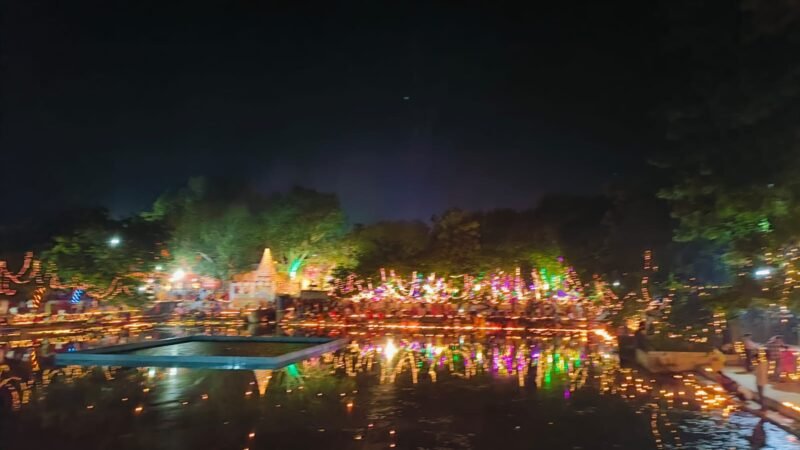 सवा लाख दीपों से जगमगाया मां कूष्मांडा का दरबार, सात लाख झालरों से सजा मंदिर; हजारों भक्तों ने किए दर्शन