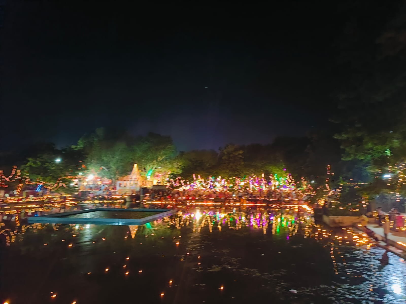 सवा लाख दीपों से जगमगाया मां कूष्मांडा का दरबार, सात लाख झालरों से सजा मंदिर; हजारों भक्तों ने किए दर्शन