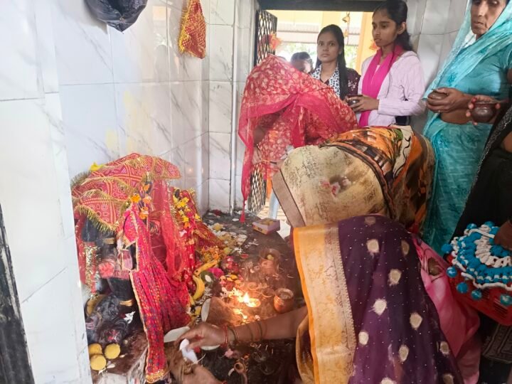नवरात्रि के पहले दिन मां काली शक्तिपीठ में उमड़ा आस्था का सैलाब, जयकारों से गूंजा मंदिर परिसर