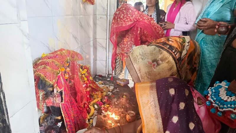 नवरात्रि के पहले दिन मां काली शक्तिपीठ में उमड़ा आस्था का सैलाब, जयकारों से गूंजा मंदिर परिसर