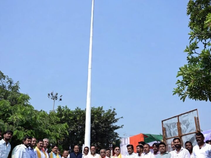 चकरपुर मंडी में शान से लहराया 125 फुट ऊंचा तिरंगा, आजाद पार्क का हुआ लोकार्पण