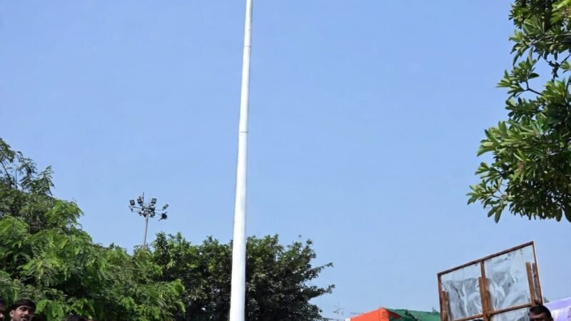 चकरपुर मंडी में शान से लहराया 125 फुट ऊंचा तिरंगा, आजाद पार्क का हुआ लोकार्पण