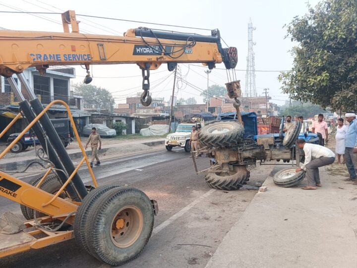 कानपुर-सागर हाईवे पर मवेशी को बचाने में पलटी ट्रैक्टर-ट्रॉली, बड़ा हादसा टला