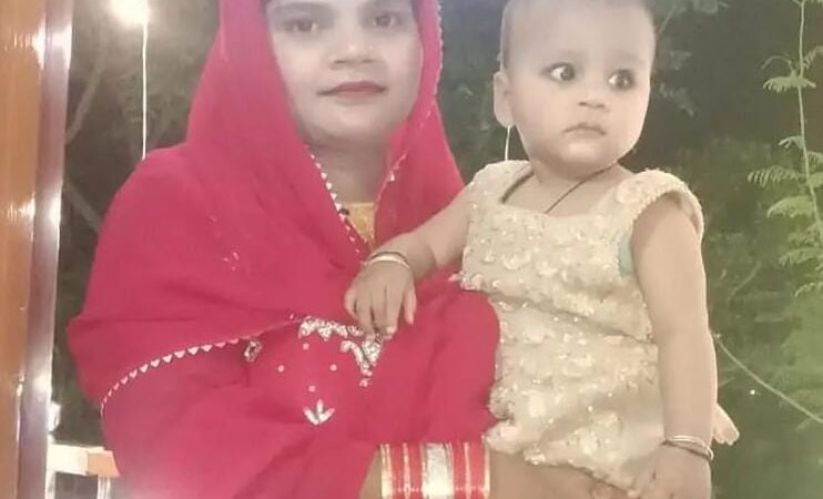 शादी की तीसरी सालगिरह पर मातम: गुजैनी में मां ने 14 माह की बच्ची को दूसरी मंजिल से फेंका, पति ने बचाई जान; खुद कूदने से महिला की मौत